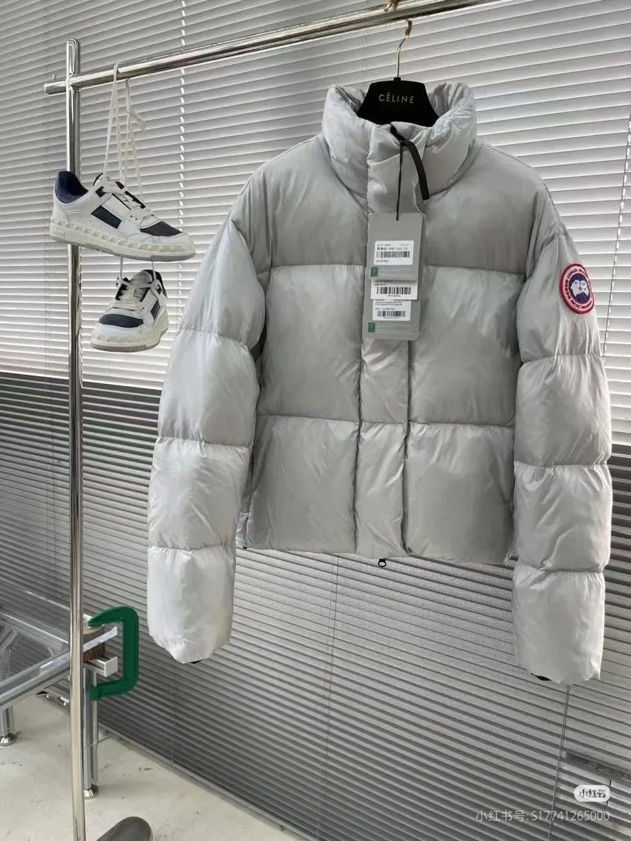 P720 top version, counter quality, different from ordinary versions on the market - Canada Goose Canada Goose Cypress classic embroidered logo logo short parka stand-up collar down jacket The most beautiful goose down jacket in history Red label series silver birch color full score for comfort and pleasure‼ ️ This is the most popular series this year. The embroidered logo on the sleeve arm brings to life Canada’s topographic map, which is perfect for comparison! YKK zippers and zipper webbing parts are supplied by customers. Each one has Goose's logo, and the placket webbing, wiring and other details are perfect💯. The waterproof surface layer is made of high-tech tear-proof fabric. It is supplied by high-end customers with fine down. It is filled with 80% white goose down. It has high resilience and is light and warm. The pockets on both sides can store small items, and the detachable elastic strap inside makes it easy to carry on the shoulder and frees your hands. Can be easily styled on all body types! The style is classic and timeless, warm and practical, and versatile! Enter with your eyes closed!  Size: S / M / L /